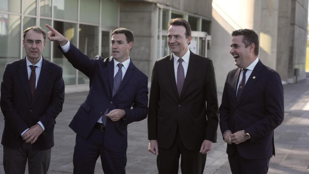 Pradales junto al CEO de Enagás, Arturo Gonzalo, en presencia de Mikel Jauregi y de Antonio Aiz, del Puerto de Bilbao / H. Bilbao Europa Press