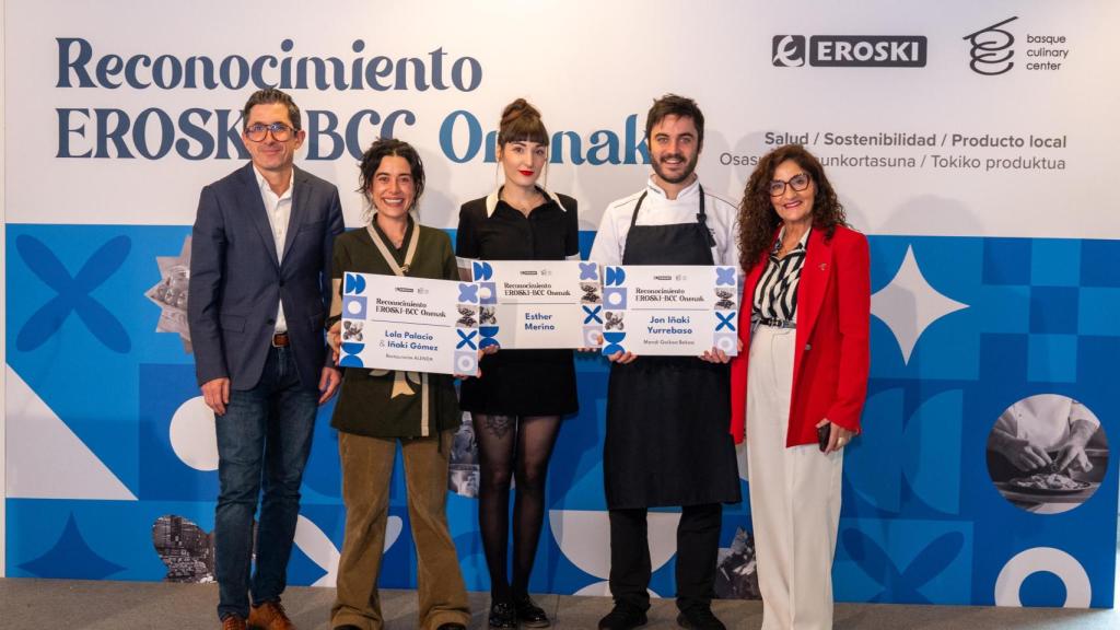 De izquierda a derecha: Joxe Mari Aizega, director general de Basque Culinary Center; Lola Palacio, del Restaurante Alenda; Esther Merino, de Taba Project; Jon Iñaki Yurrebaso, de Mendi Goikoa Bekoa y Rosa Carabel, CEO de Eroski