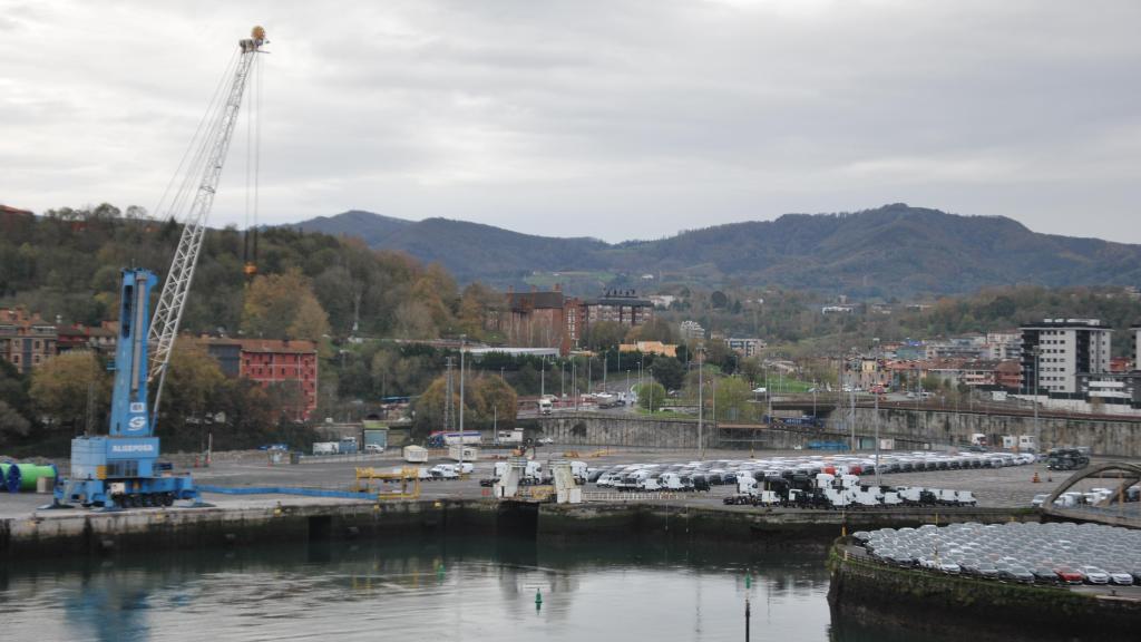 El Puerto de Pasaia, con la localidad de fondo.