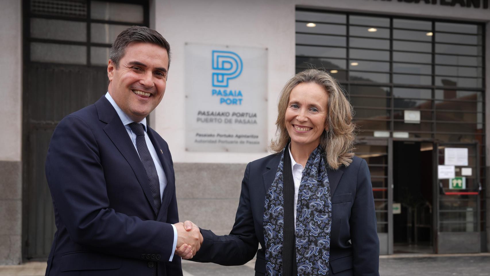 El consejero de Industria, Mikel Jauregi, junto a la presidenta del Puerto de Pasaia, Izaskun Goñi