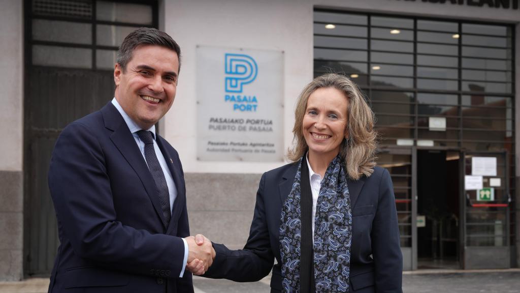 El consejero de Industria, Mikel Jauregi, junto a la presidenta del Puerto de Pasaia, Izaskun Goñi