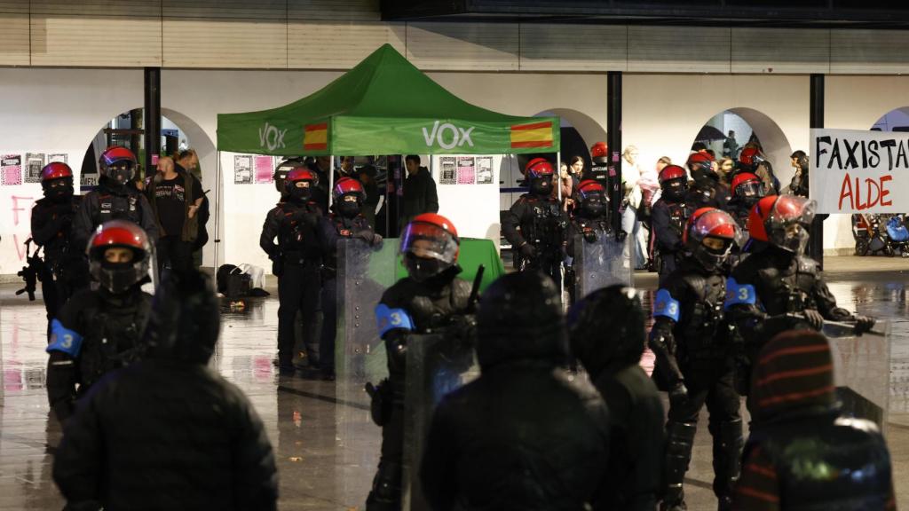 La carpa de Vox instalada en la plaza Okendo de la localidad Guipuzcoana de Lasarte-Oria