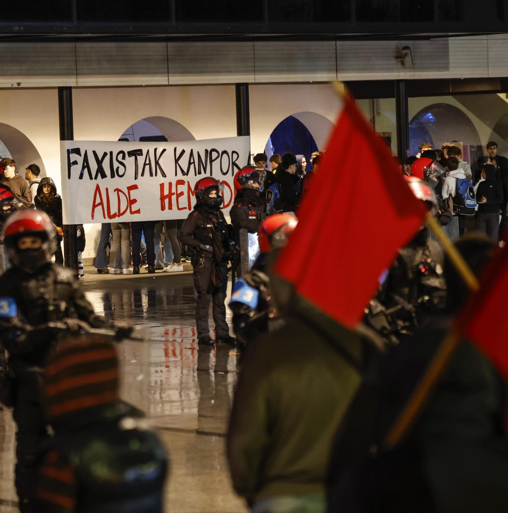 La carpa de Vox instalada en la plaza Okendo de la localidad Guipuzcoana de Lasarte-Oria