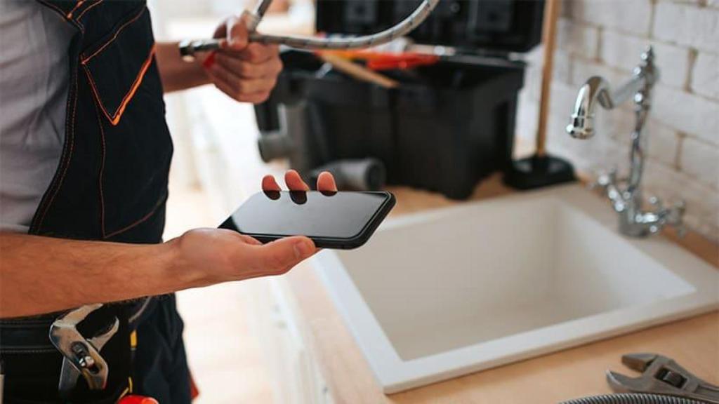 Un fontanero soluciona una problemática.