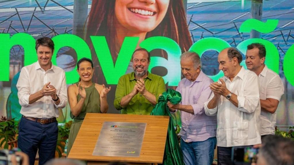 El CEO de Neoenergía, Eduardo Capelastegui; la gobernadora de Pernambuco; el ministro de Industria y el ministro de Defensa de Brasil; el presidente de Iberdrola, Ignacio Galán y el diputado federal, Waldemar Oliveira, en la presentación del proyecto a 9 de noviembre de 2025