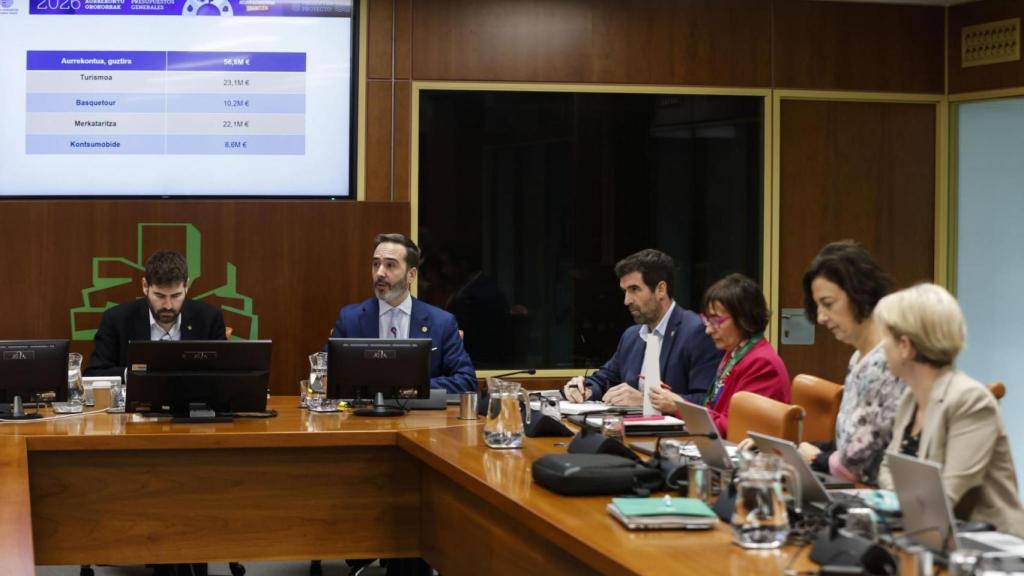 El Consejero de Turismo, Comercio y Consumo, Javier Hurtado, presenta el presupuesto del Departamento para 2026
