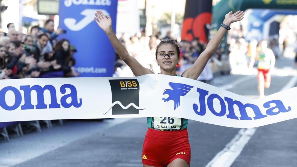 La corredora ecuatoriana Katherine Tisalema, especialista en media maratón, se ha alzado con un triunfo incontestable en la Behobia en San Sebastián