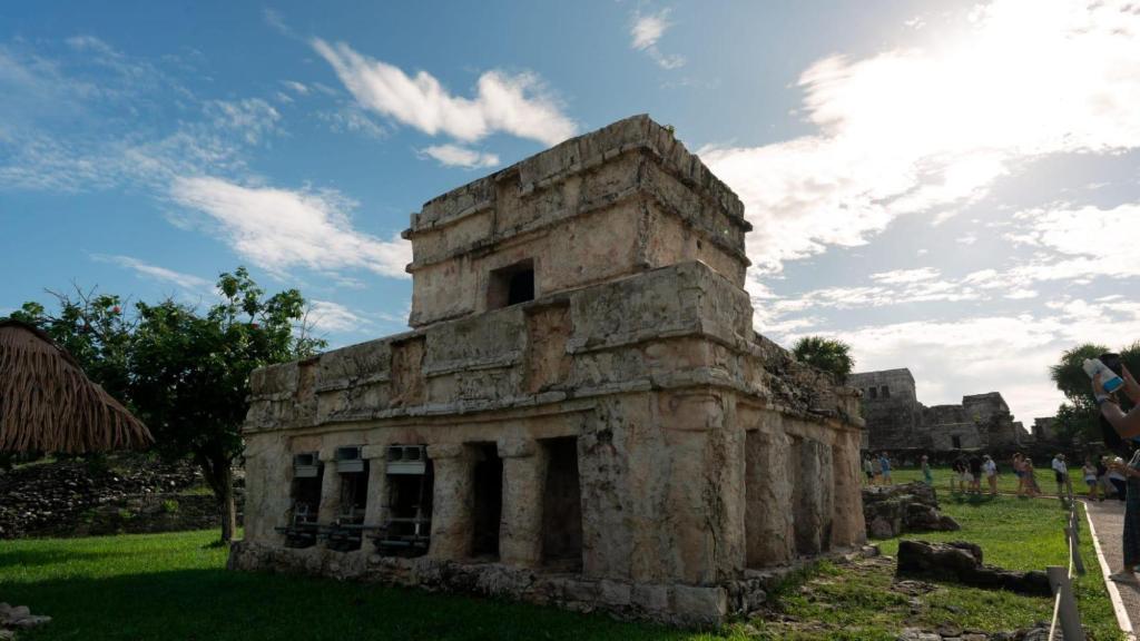 Cuando fue descubierta la zona se llamó ZAMA que significa amanecer. Después pasó a llamarse Tulum, cuyo significado es muralla