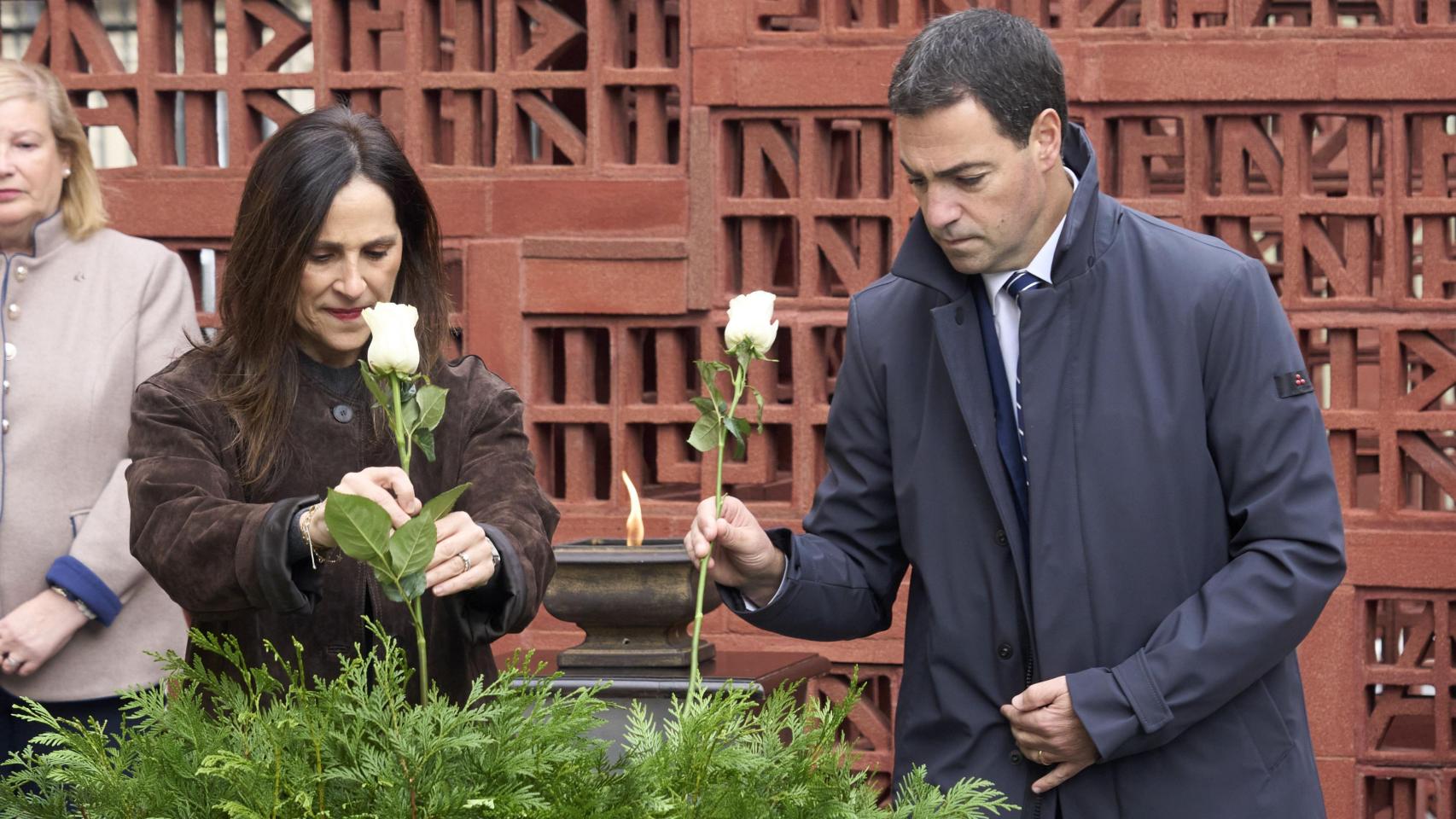 El lehendakari, Imanol Pradales, y la presidenta del Parlamento vasco, Bakartxo Tejeria, en el acto por el Día de la Memoria