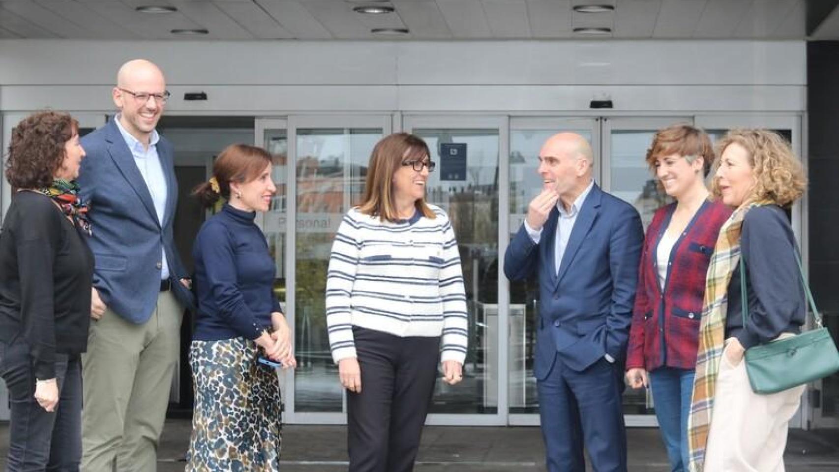 La exdirectora de EKP, Edurne Egaña (d) junto a la consejera de Alimentación, Desarrollo Rural, Agricultura y Pesca, Amaia Barredo