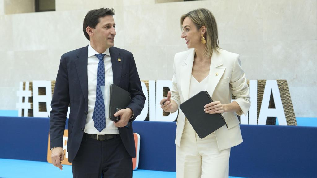 La portavoz del Gobierno vasco, María Ubarretxena, y el consejero de Hacienda y Finanzas, Noël D'Anjou