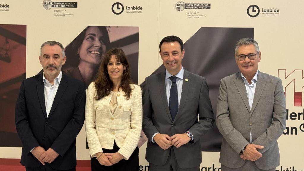 El vicelehendakari y consejero de Economía, Trabajo y Empleo, Mikel Torres, y la alcaldesa de Vitoria-Gasteiz, Maider Etxebarria, en la inauguración de MerkaLan.