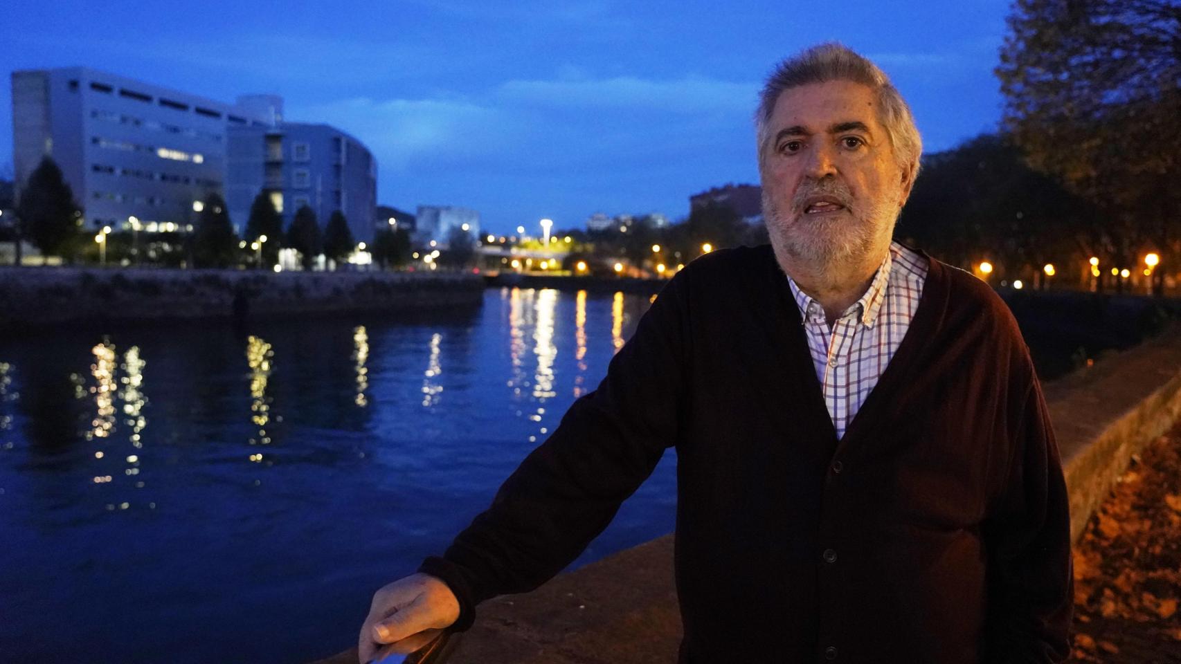 Jesús Eguiguren junto a la ría de Donostia en su entrevista con Crónica Vasca.