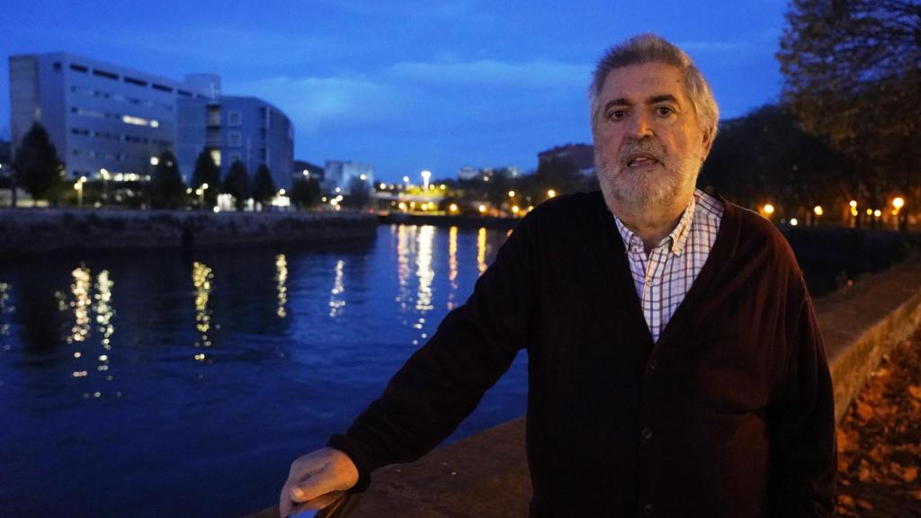 Jesús Eguiguren junto a la ría de Donostia en su entrevista con Crónica Vasca.