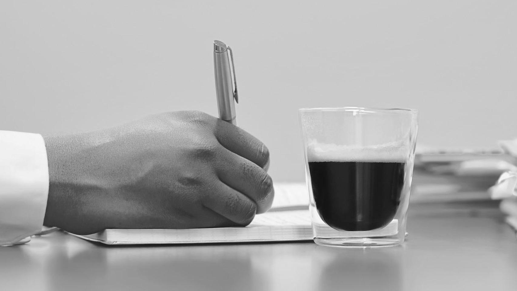 Café en una mesa de trabajo