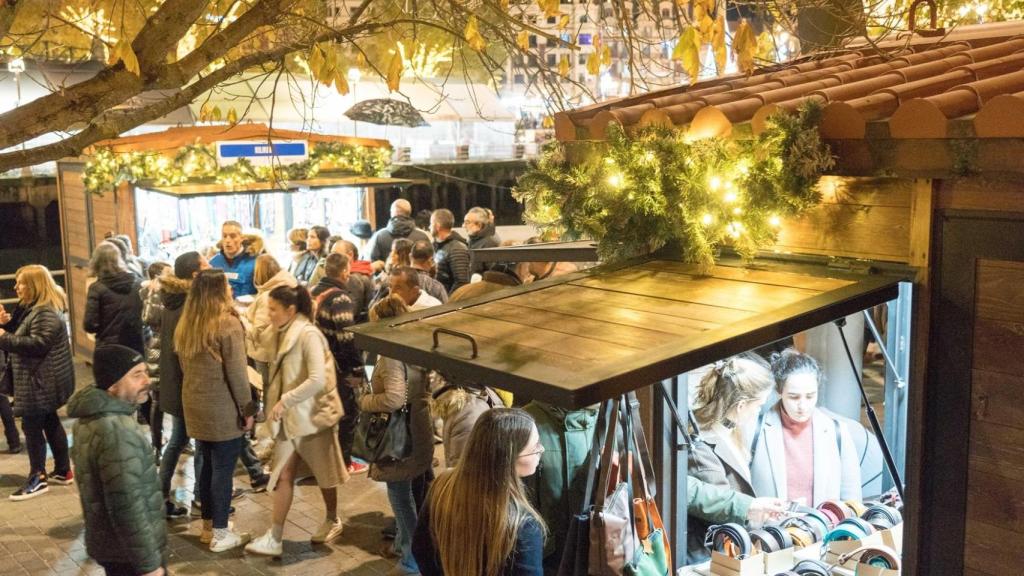 Vecinas compran en el mercado de Bilbao.