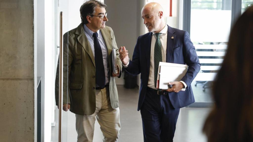 Javier Zubia (i) conversa con el Presidente de la Cámara de Gipuzkoa, Mauricio Arregui (d)