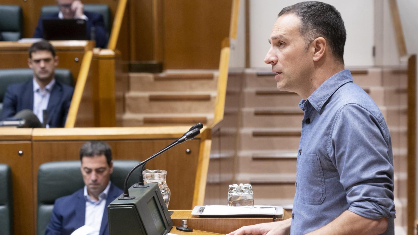 Mitxel Lakuntza en el Parlamento vasco este jueves