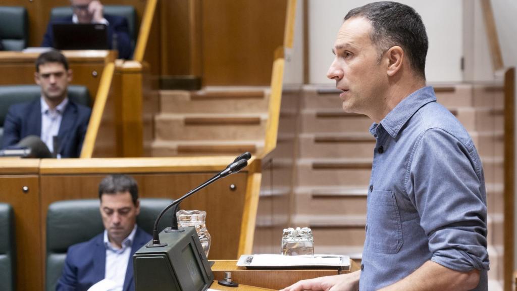 Mitxel Lakuntza en el Parlamento vasco este jueves