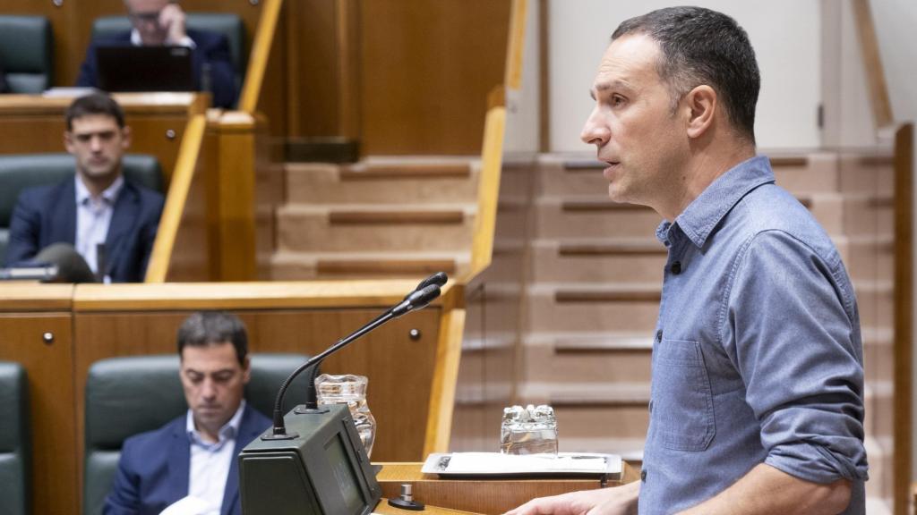 Mitxel Lakuntza en el Parlamento vasco este jueves