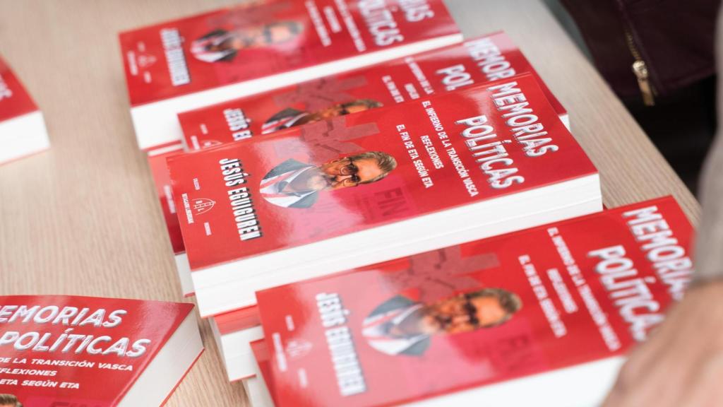 Imagen de ejemplares del libro de Jesús Eguiguren.