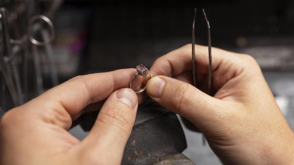 Tasador con un anillo