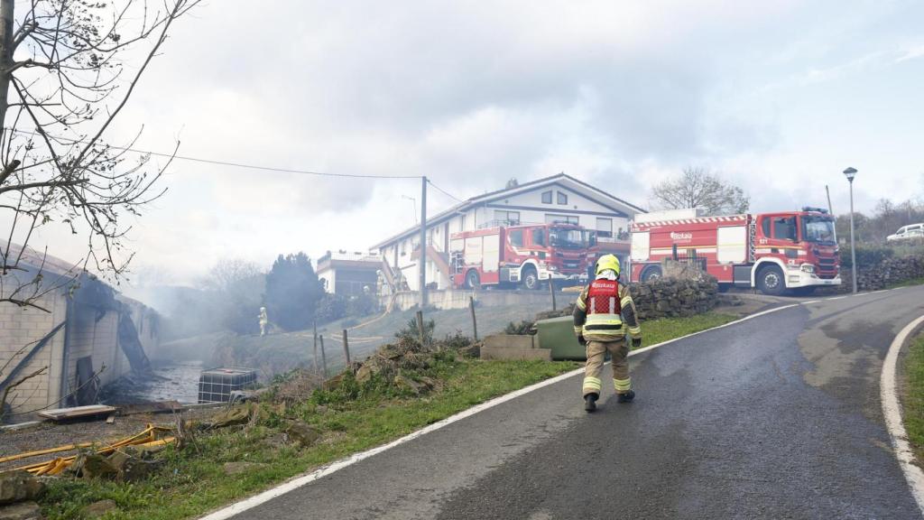 El incendio en el que han muerto 33 vacas en la localidad vizcaína de Karrantza