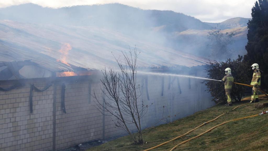 Bomberos de los parques de Zalla y Urioste para sofocar el fuego