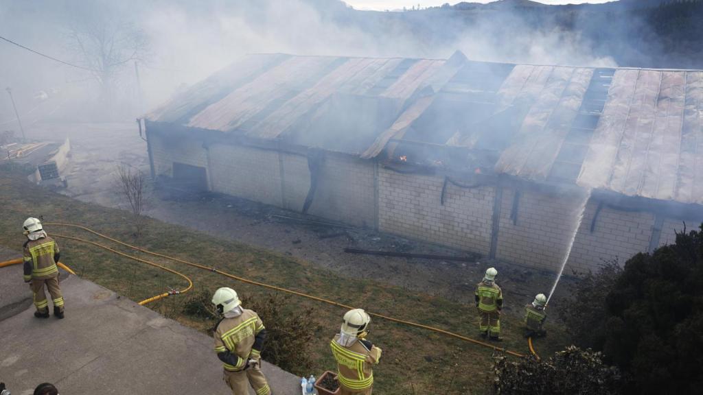 Bomberos de los parques de Zalla y Urioste logran sofocar el fuego a primera hora de la mañana