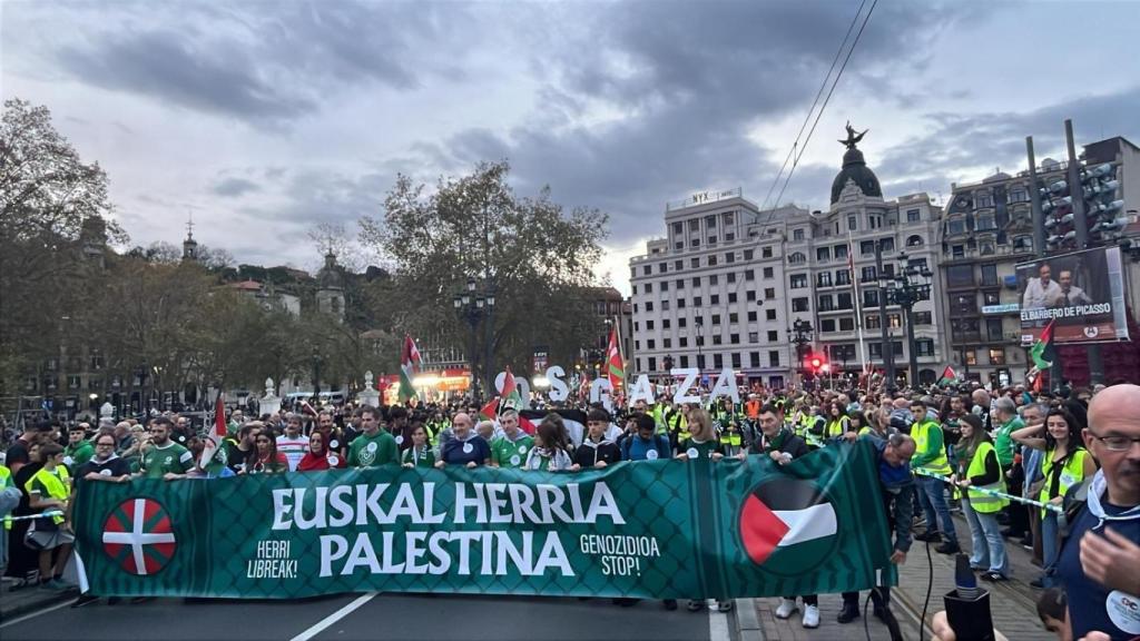 Miles de personas desfilan hasta San Mamés para exigir el fin del genocido antes del encuentro Euskadi-Palestina