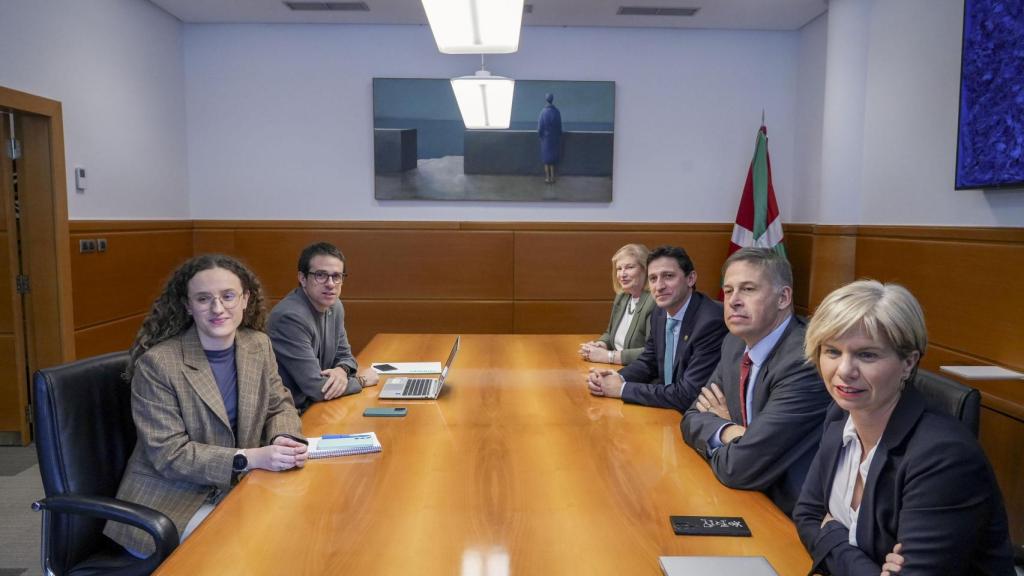 El consejero de Hacienda y Finanzas, Noël d'Anjou, ha llevado a cabo una ronda de encuentros con EH Bildu, Sumar y PP vasco