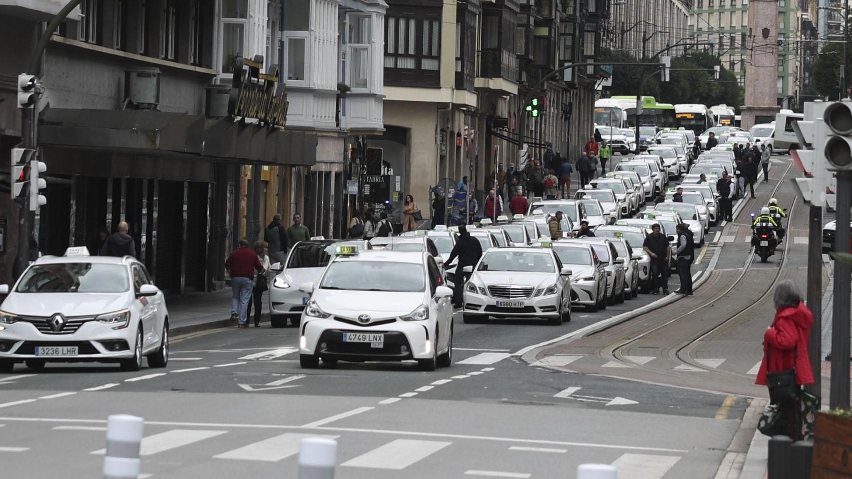 Un momento de la manifestación de los taxistas vascos en Bilbao para denunciar la «situación de impunidad» hacia las VTC