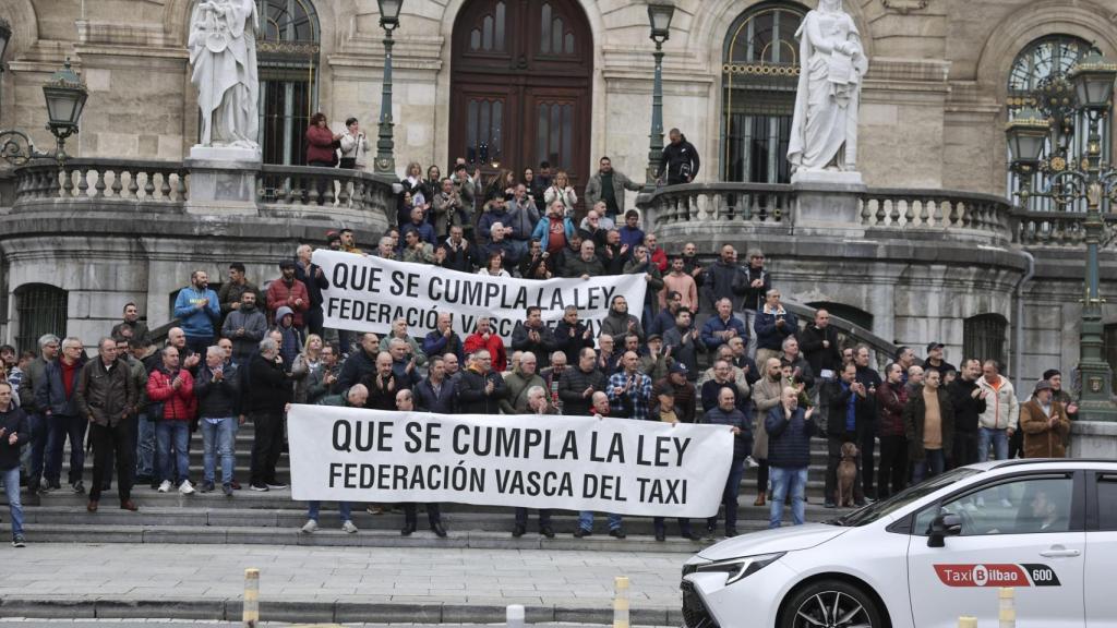 Taxistas se manifiestan ante el ayuntamiento de Bilbao para denunciar la «situación de impunidad» hacia las VTC
