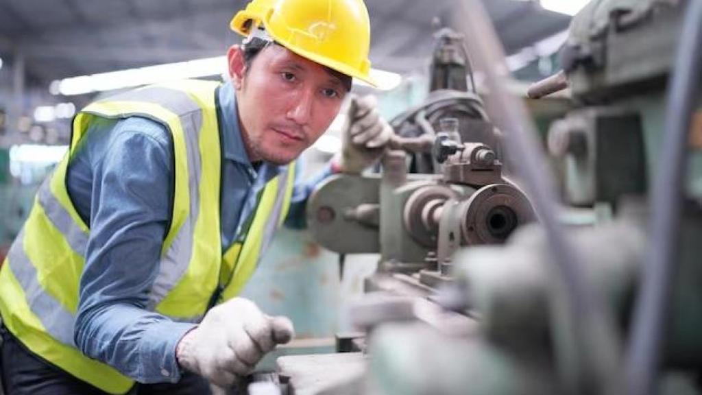 Un ingeniero mecánico.