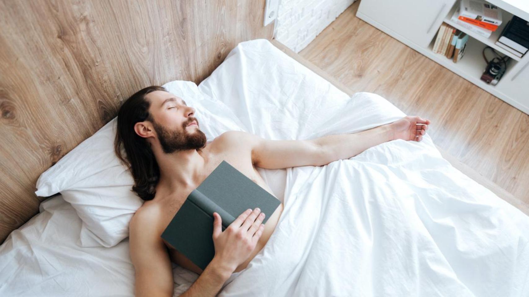 Hombre dormido en la cama