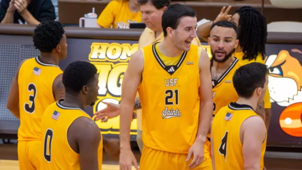 Anabitarte, con el dorsal 21, durante un encuentro con el St. Francis Fighting Saints.