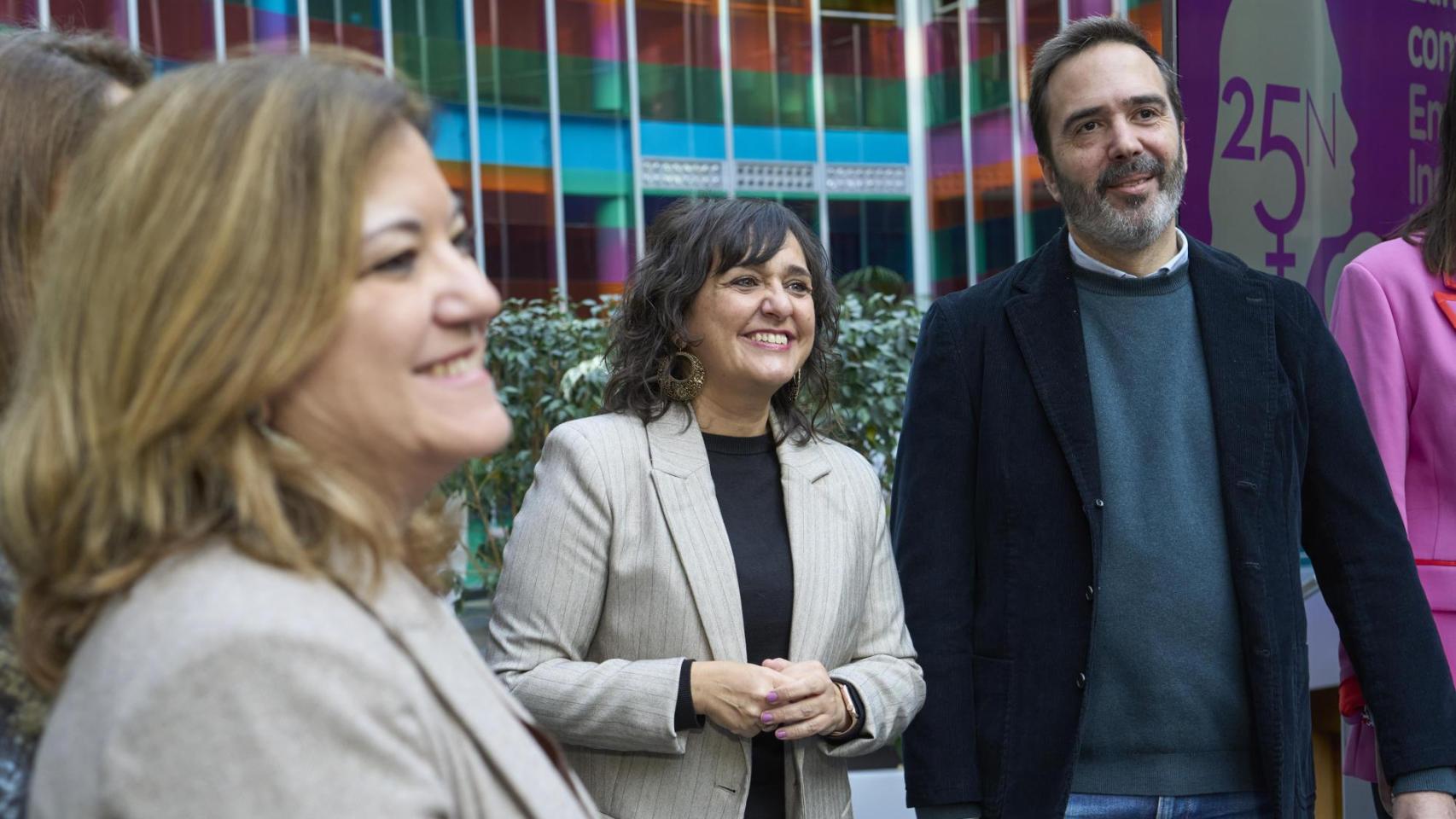 La Secretaria de igualdad y erradicación de la violencia contra las mujeres, María Guijarro (c) junto al secretario general del PSOE-EE en Álava, Javier Hurtado (d) en el acto