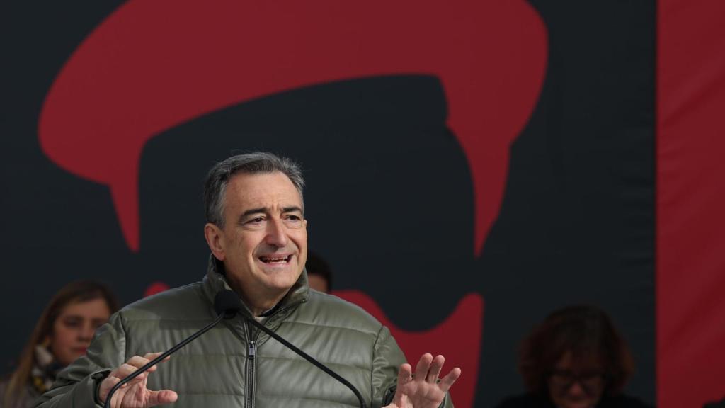 El presidente del PNV, Aitor Esteban da un discurso tras participar en una ofrenda floral con motivo del 122 aniversario de la muerte del fundador del PNV, Sabino Arana