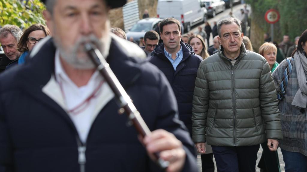 El presidente del PNV, Aitor Esteban (d) y el lehendakari, Imanol Pradales (2d)