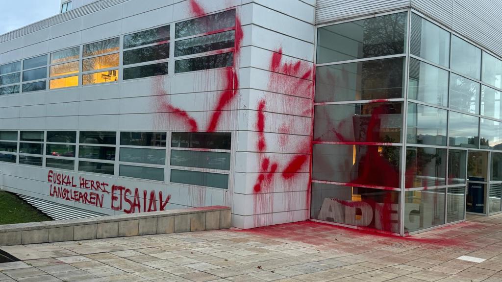 Atacan con pintura la sede de Adegi en San Sebastián: Enemigos del pueblo trabajador vasco