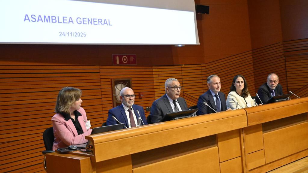Iván Jiménez, cuarto desde la izquierda, durante la Asamblea General.