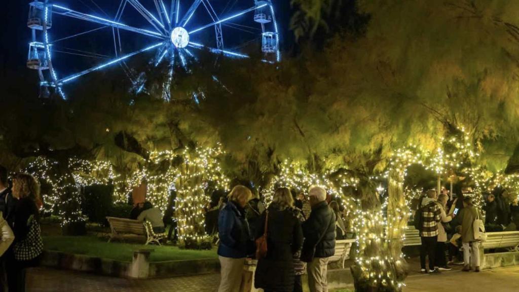 Vecinos frente a la noria en San Sebastián.