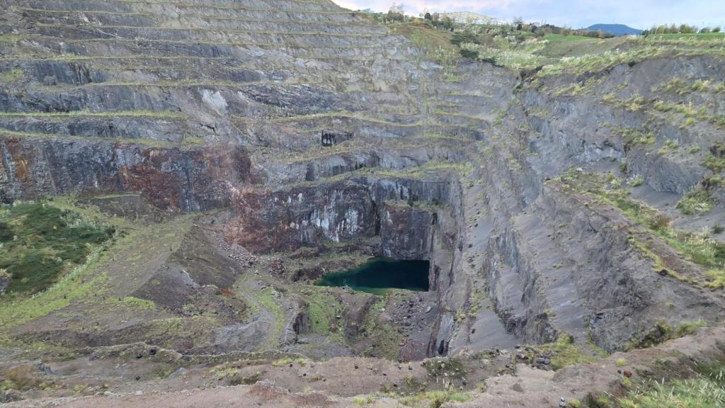 Cuando las extracciones llegaban al nivel freático era necesario achicar el agua para continuar la extracción que una vez abandonada afloraba nuevamente a la superficie, dando lugar a estos inauditos paisajes