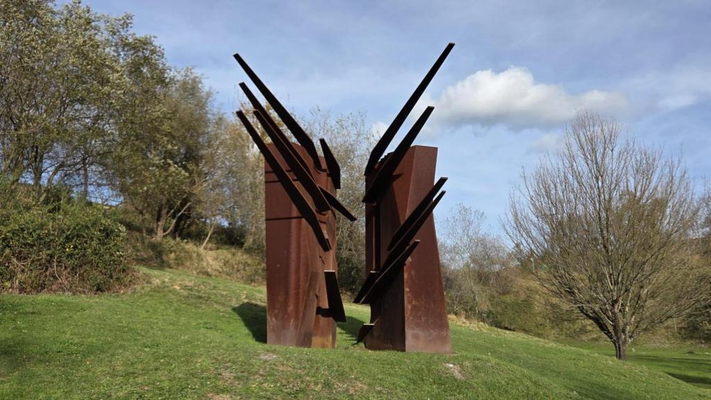 Lurraren alde, de Néstor Basterretxea, es con sus seis toneladas de peso una de las obras escultóricas del parque escultórico Meatzalde Goikoa