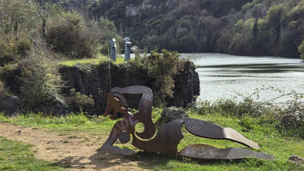 Víctor Arrizabalaga es otro de los artistas que han cedido su trabajo para embellecer la zona