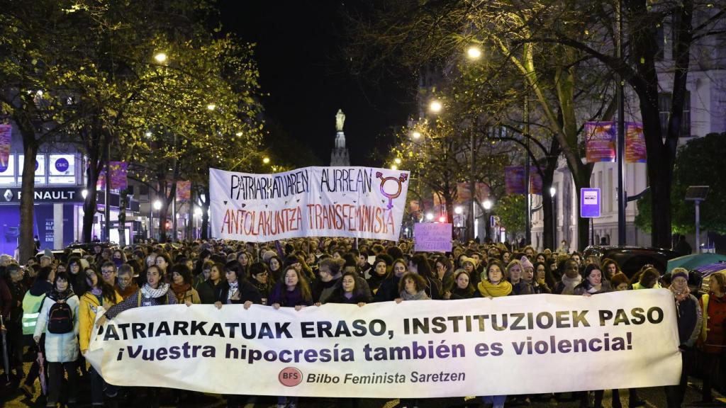 Miles de personas se manifiestan en Bilbao contra la violencia machista.