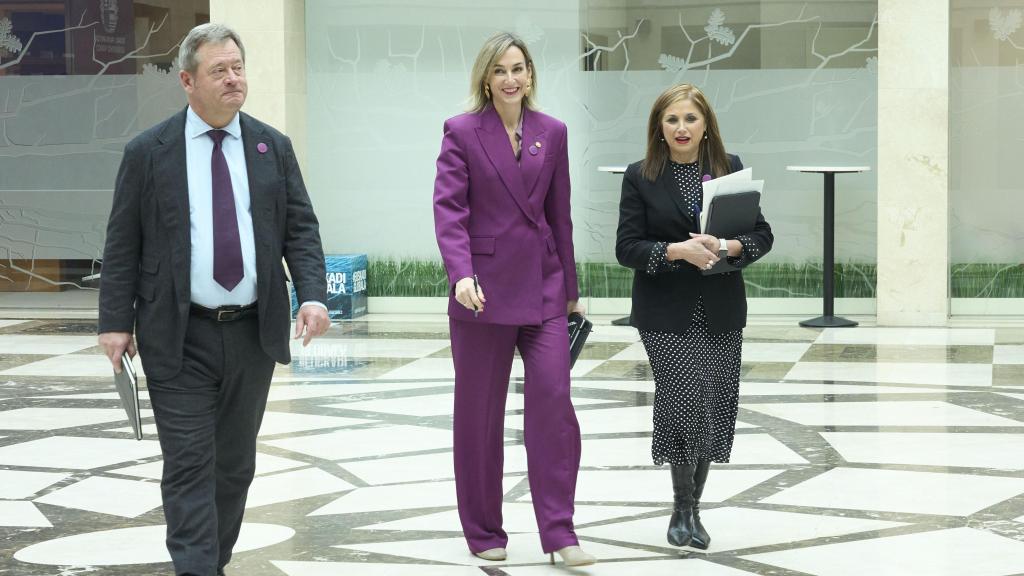 La portavoz del Gobierno vasco, María Ubarretxena, junto a los consejeros Bingen Zupiria y María Jesús San José