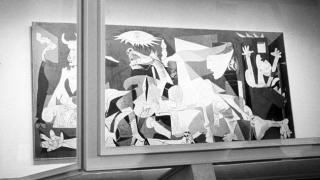 Imagen de archivo del 23 de octubre de 1981 de la presentación a la prensa del Guernica tras su regreso a España