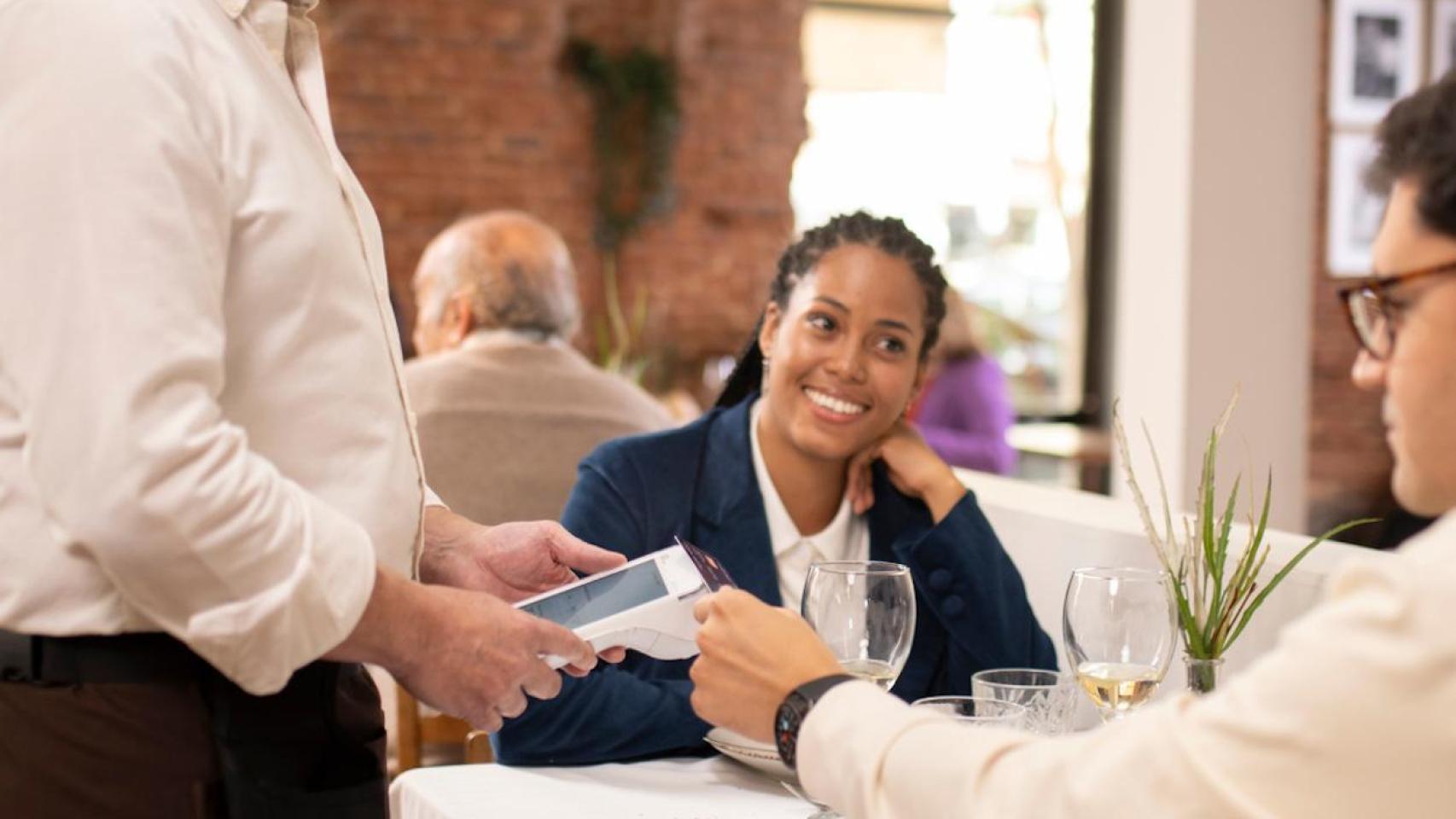 Pago con tarjeta en un restaurante