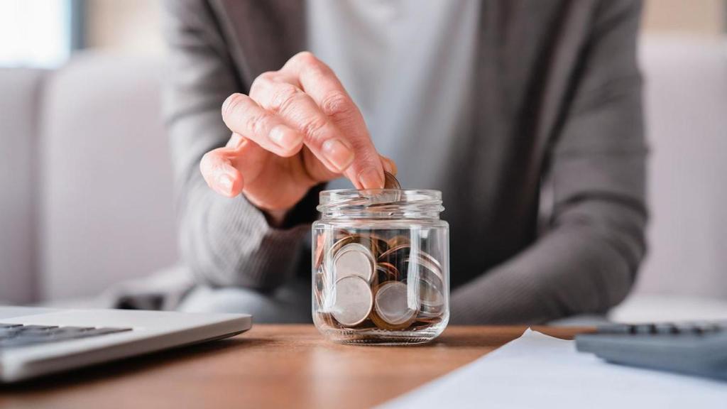 Una persona ahorra para su pensión.